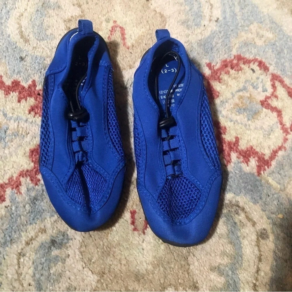 Beautiful Girl flat Bleu  water Shoes Size 2 -3 in Excellent Used Condition